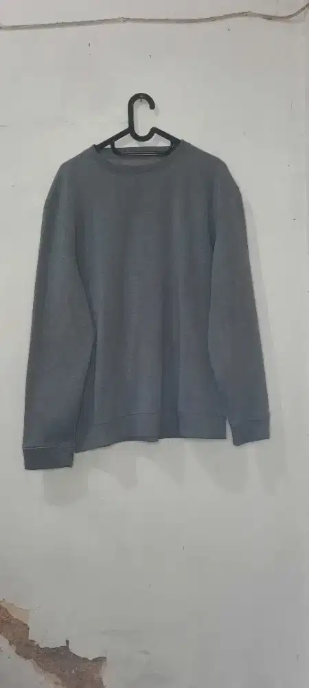 Crewneck / Sweater - Abu-abu