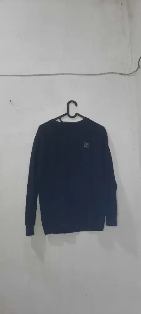 Crewneck / Sweater - Hitam