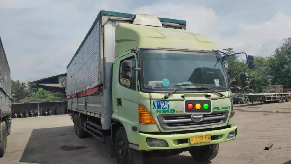 Truk Hino FL260JW 2012 wingbox long 9,5m bagus siap kerja keluar kota