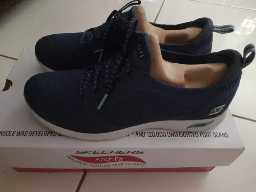 Preloved sepatu skechers size 37 lengkap dus