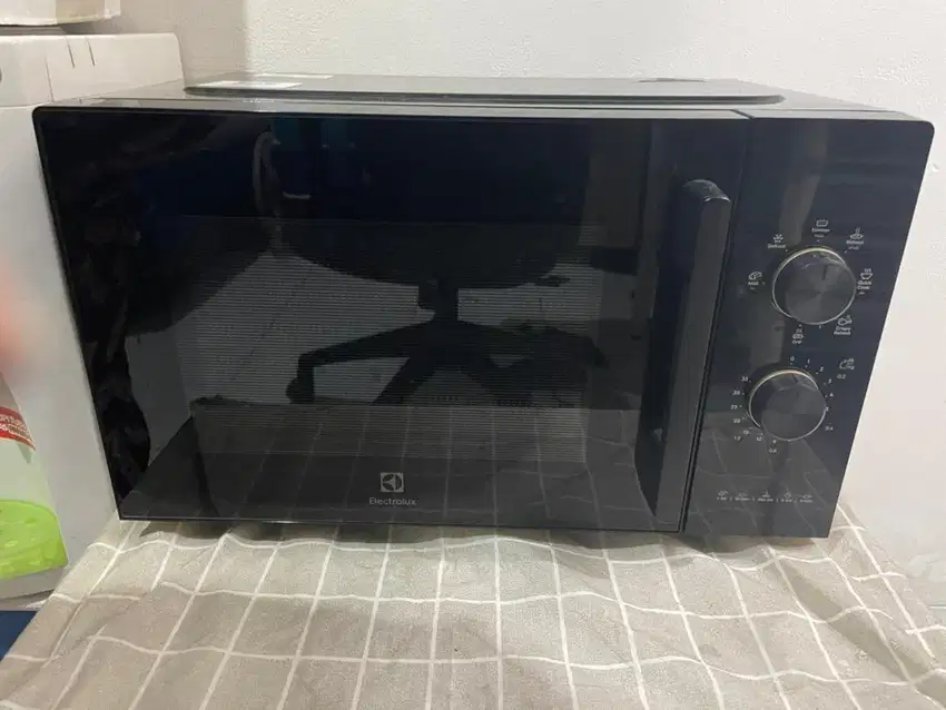 Electrolux countertop microwave EMG23K22B