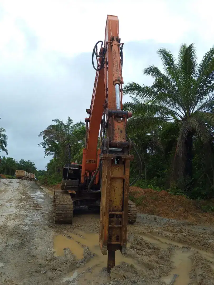 Hitachi 210 LC 2016 + Breaker Balikpapan 
Excavator