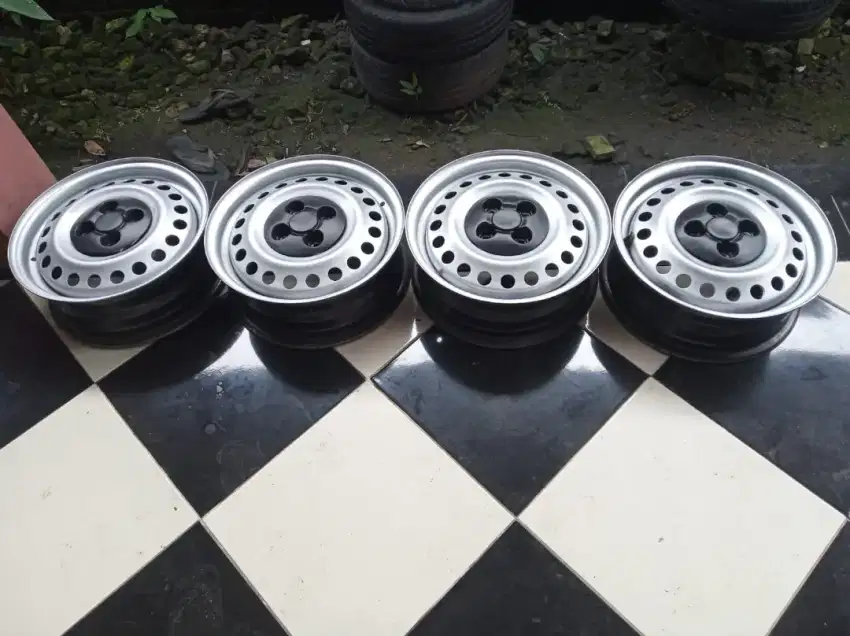 Velg 15 oemlook pcd 4x100 mobilio spin agya yaris ferio timor