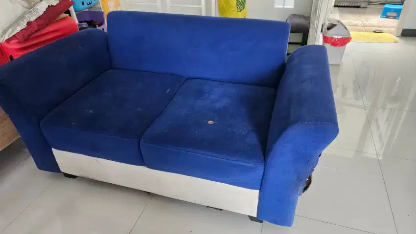 Sofa 2 Seat warna biru putih bahan kain beludru