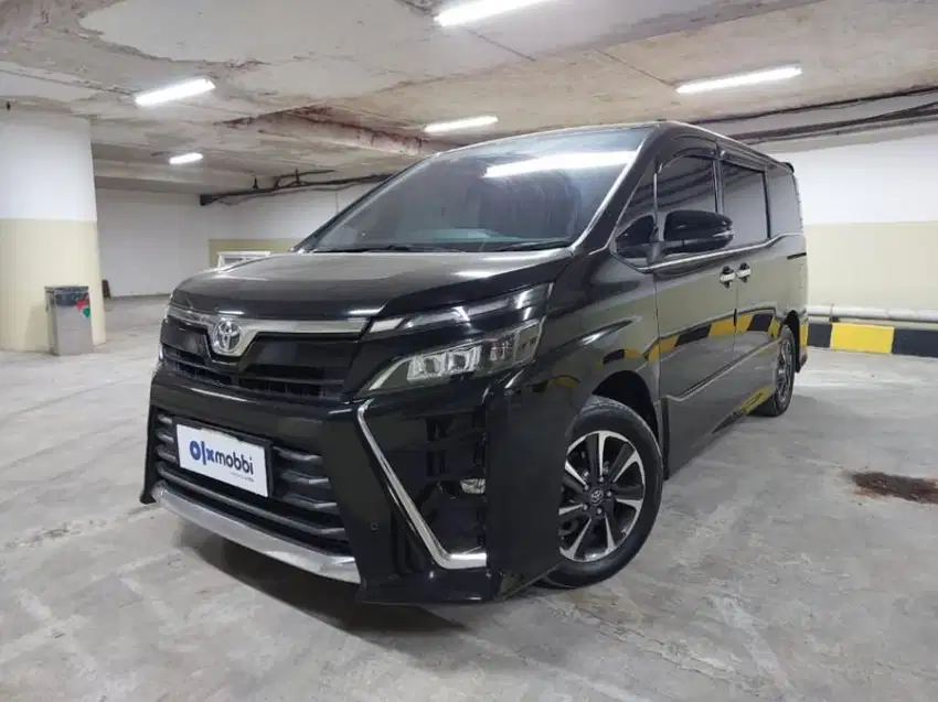 Toyota Voxy 2.0 Bensin-AT 2018 Hitam /