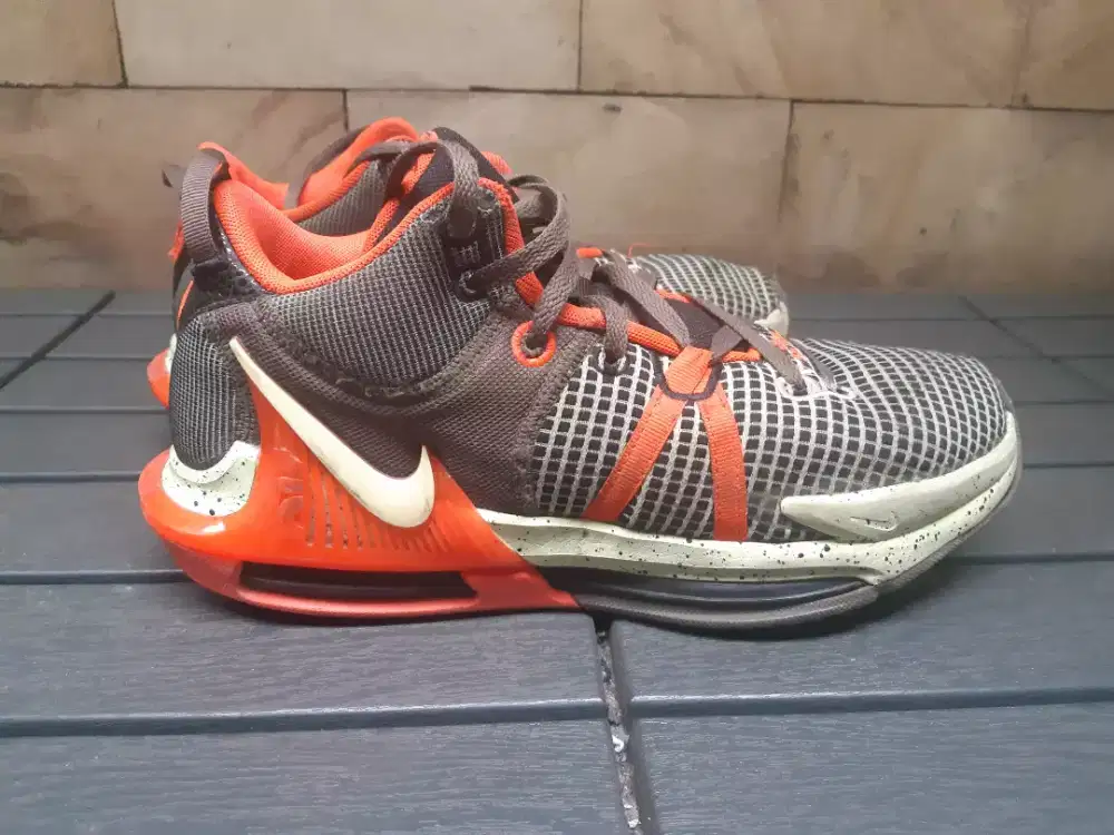 Sepatu Basket Lebron Witness