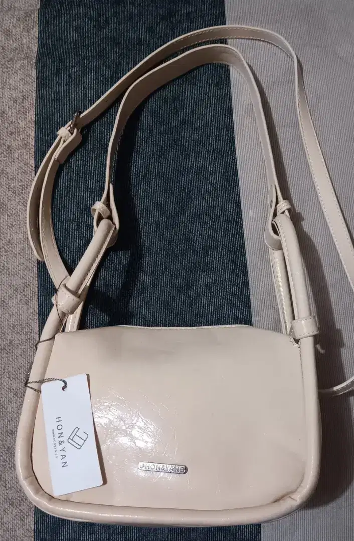 TAS
HON & YAN BEIGE