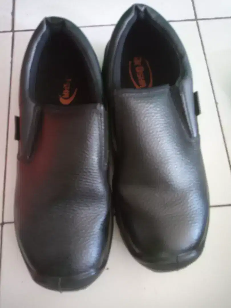 Sepatu safety no 44