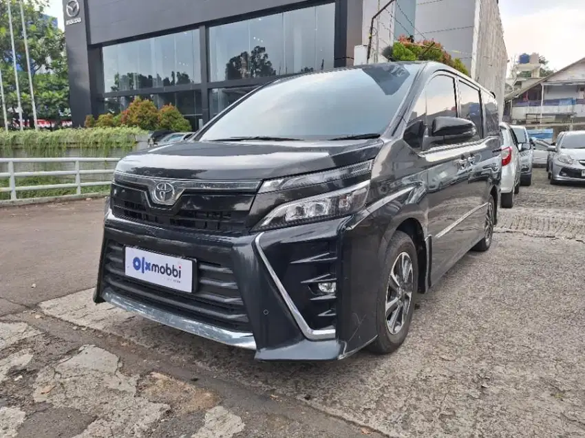 Toyota Voxy 2.0 Bensin-AT 2017 Hitam /