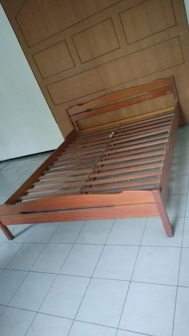 Dipan Tempat Tidur (Queen Size)