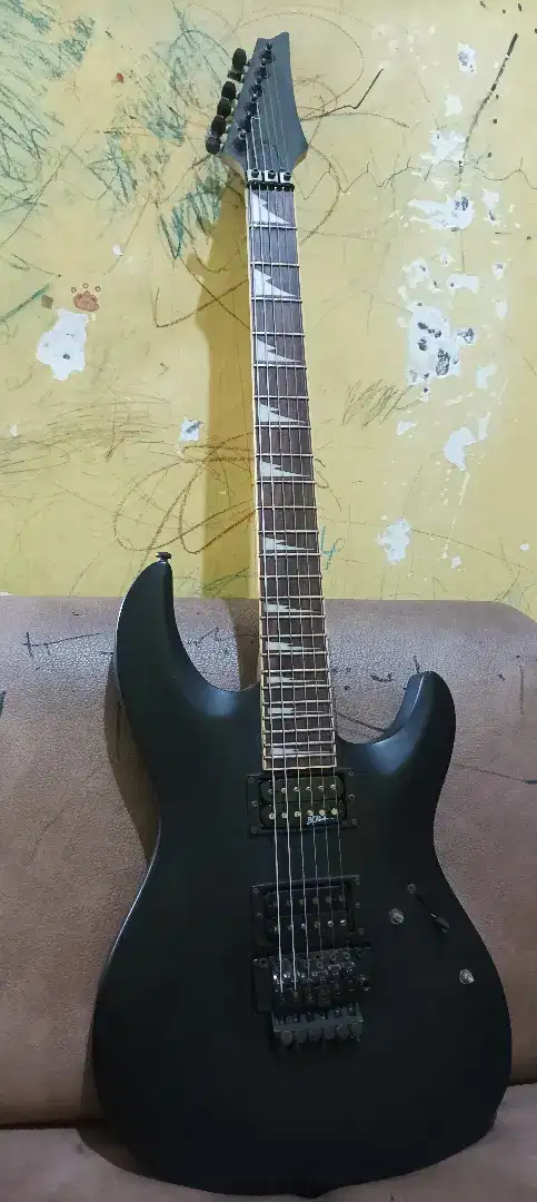 Gitar Custom model mirip Ibanez