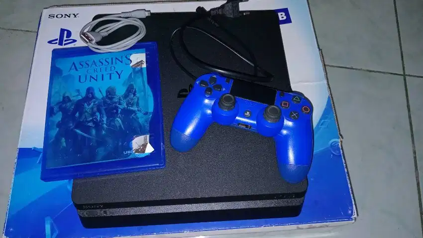 Playstation 4 Slim 1TB (bonus stick + kaset Assassin's Creed Unity)