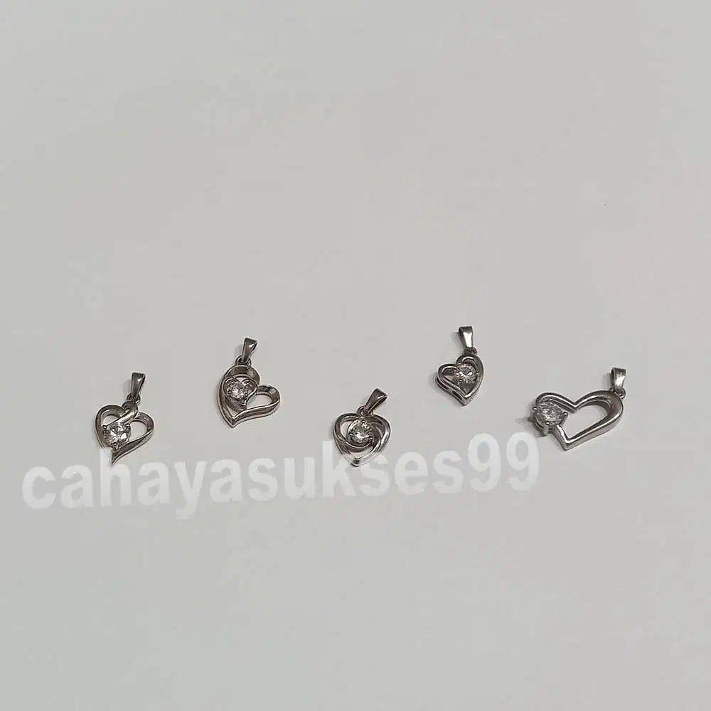 Liontin LOVE Silver Diamond Titanium Aksesoris Souvenir Gift Pendant