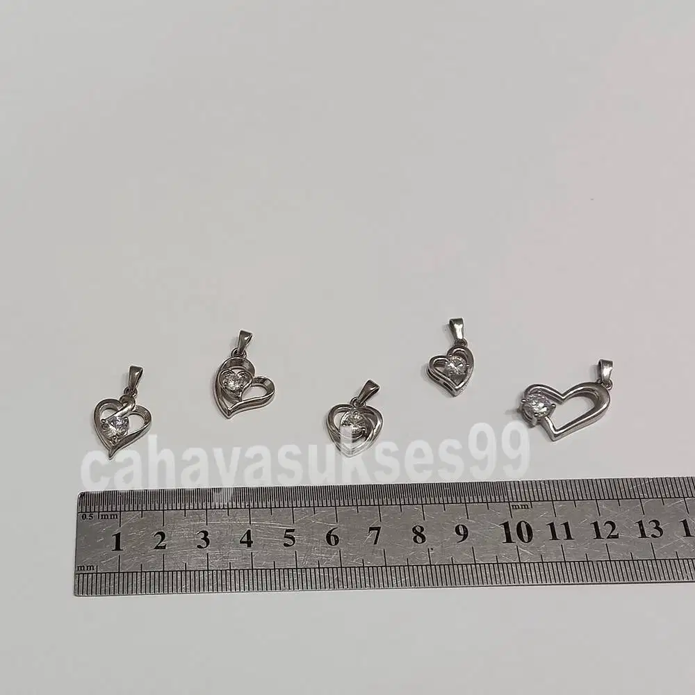Liontin LOVE Silver Diamond Titanium Aksesoris Souvenir Gift Pendant