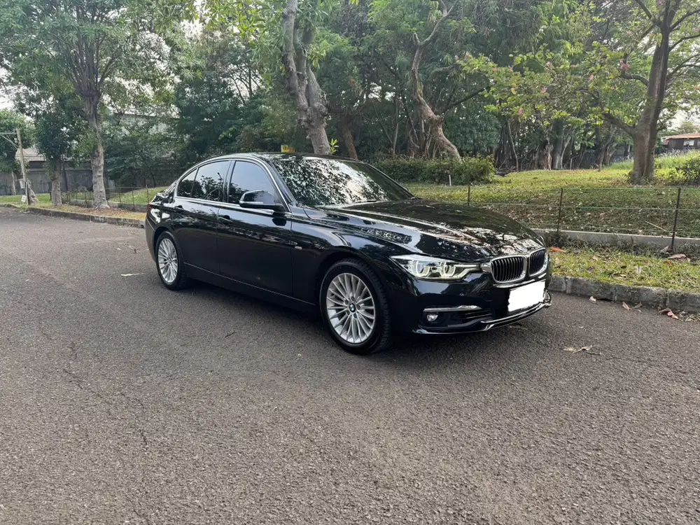 Bmw 320i Luxury LCI  2018  F30 F 30 Low KM