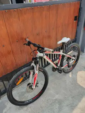 SEPEDA MTB SPECIALIZED FULL ORI KONDISI BAGUS MULUS SIAP PAKAI