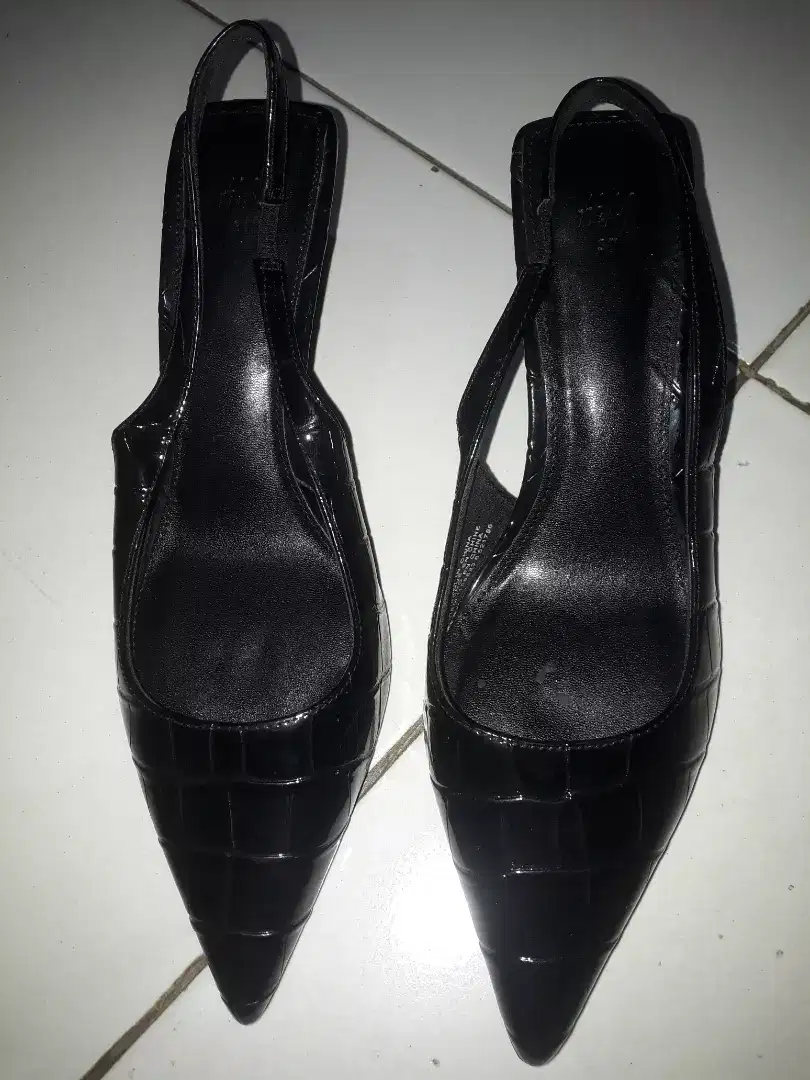 SEPATU HEELS H&M size 37 masih mulus seperti baru. bisa nego !!