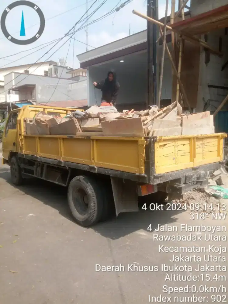 Urugan tanah merah taman dan puing