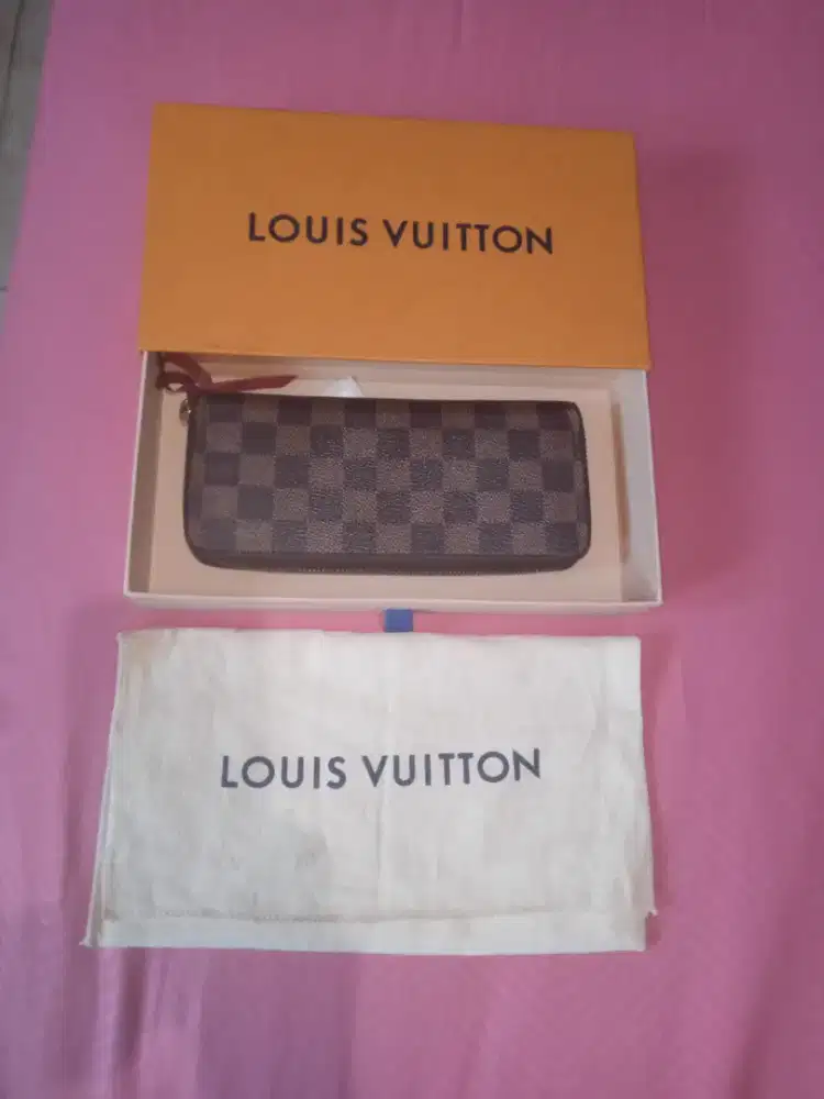 Jual dompet branded lv, kondisi masih bagus & mulus harga bisa nego