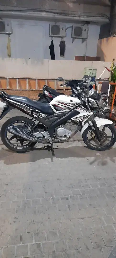 Jual yamaha vixion warna:putih Rp.8500.000