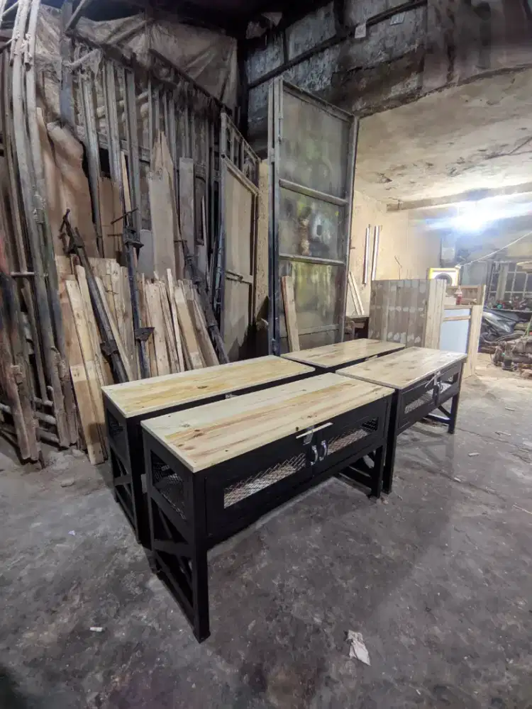 Meja tv industrial besi