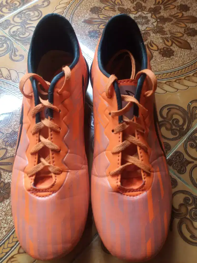 Sepatu Bola Specs Oren