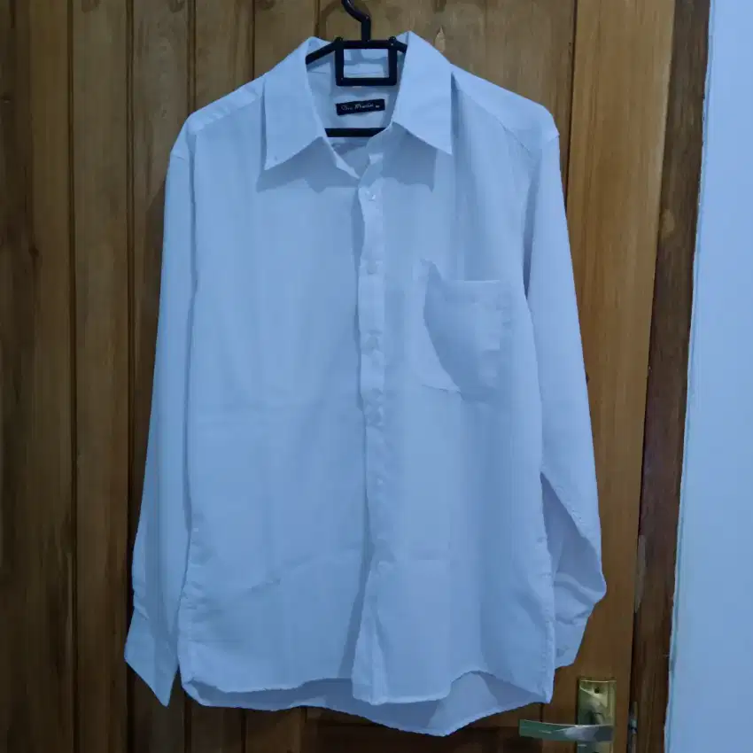 Kemeja putih pria lengan panjang size M (Dio Martin)