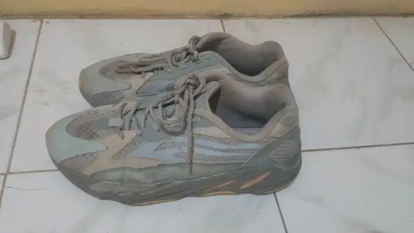 Adidas Yeezy 700 UK 43