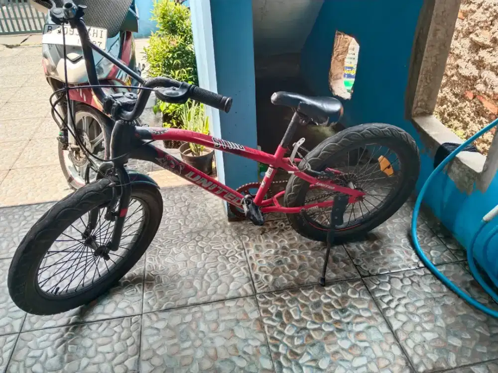 Sepeda anak merk united merah