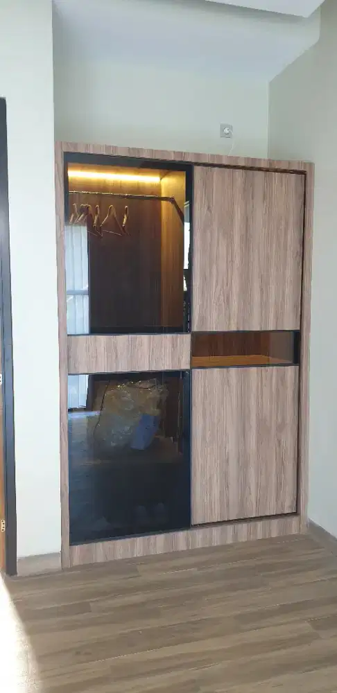 Almari baju pintu geser