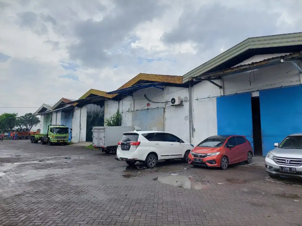 karyawati packing aksesoris atau souvenir