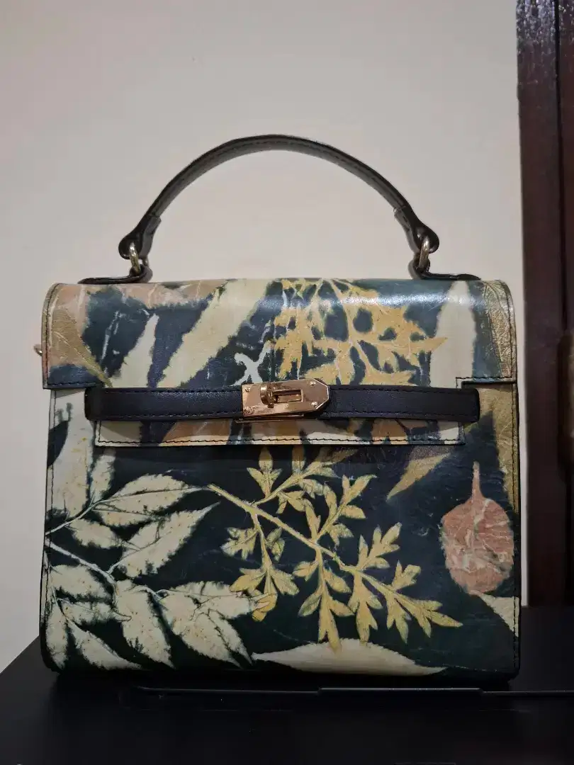 Tas Kulit Asli motif di Lukis warna Hitam