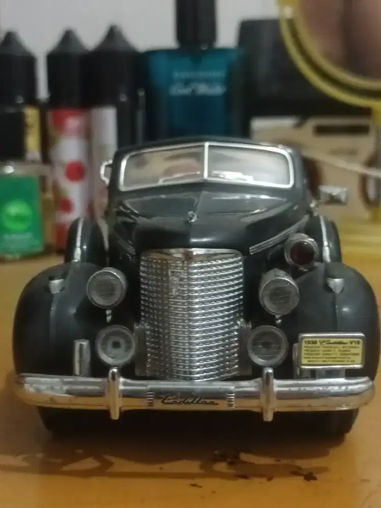 Yatming Die Cast 1938 Cadillac V-16 Presidential Limousine