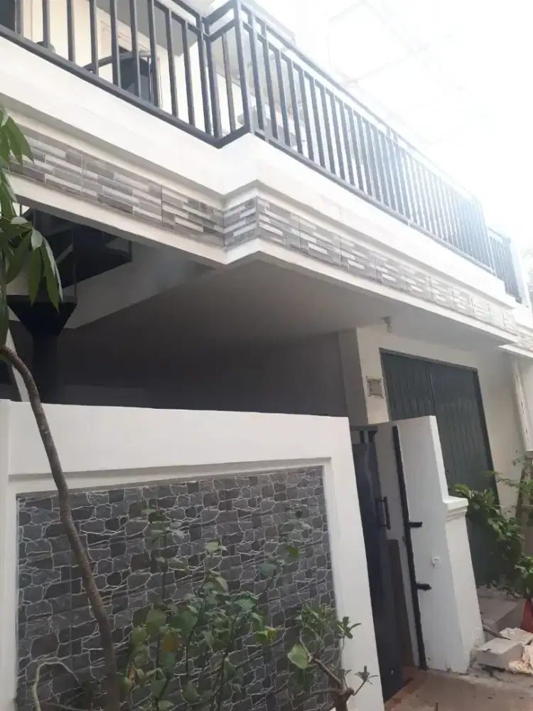 KOST IBU EEN UTAN KAYU (KHUSUS PEREMPUAN)