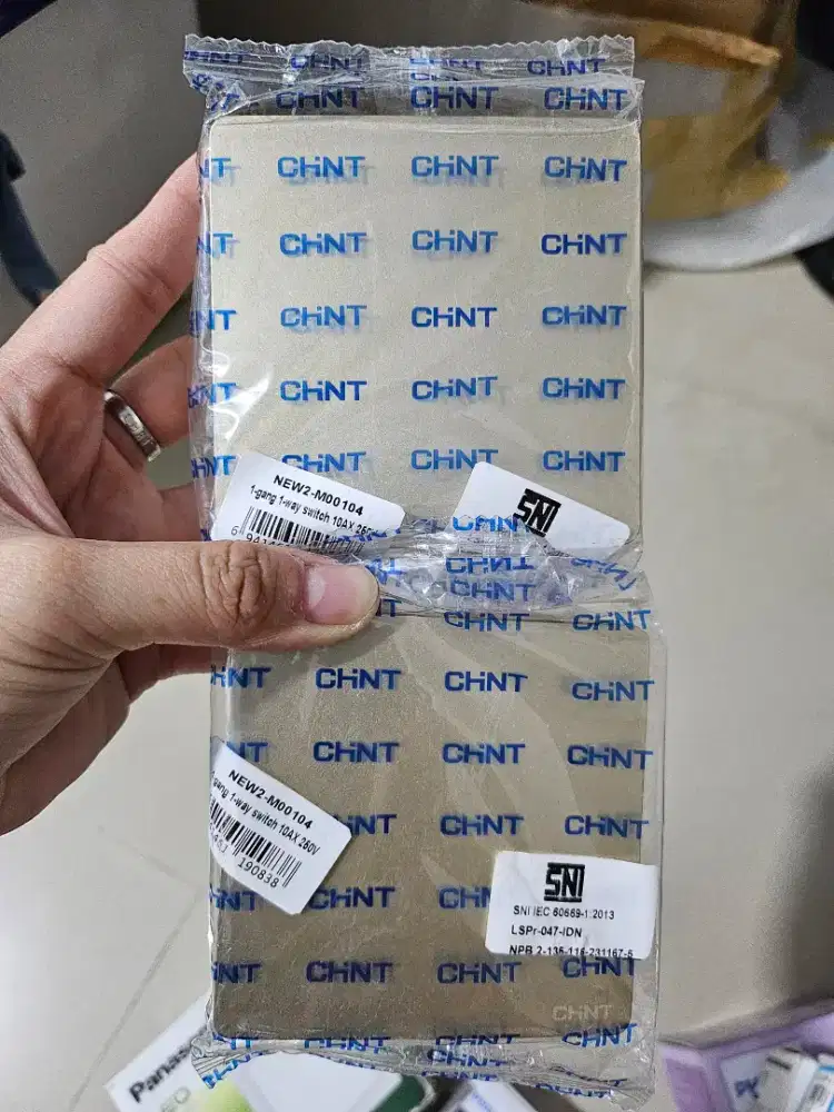 Dijual Chint Saklar New 2 N / 1 Gang/ 1 way/ switch Gold estetik