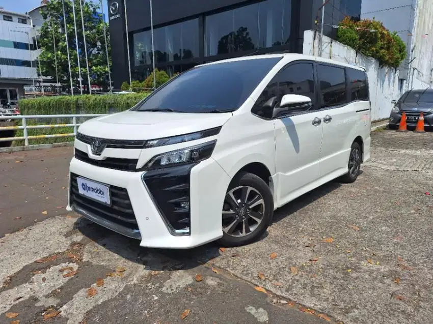 Toyota Voxy 2.0 Bensin-AT 2018 Putih /