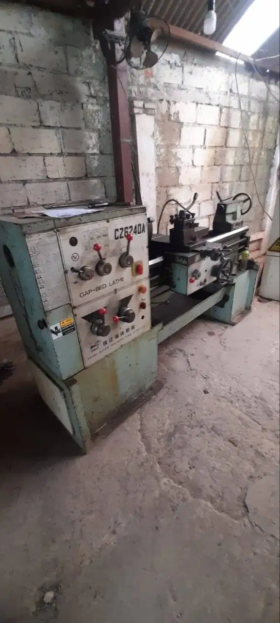 Dijual 2 unit mesin bubut dan 1 unit mesin Milling