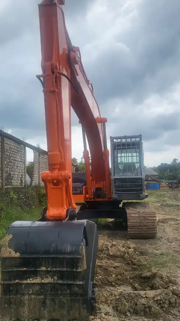 Excavator ZX210F th 2012 harga 400jt NEGO unit di Samarinda