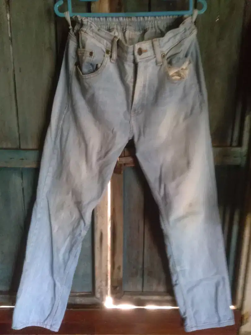 Celana Levis Biru