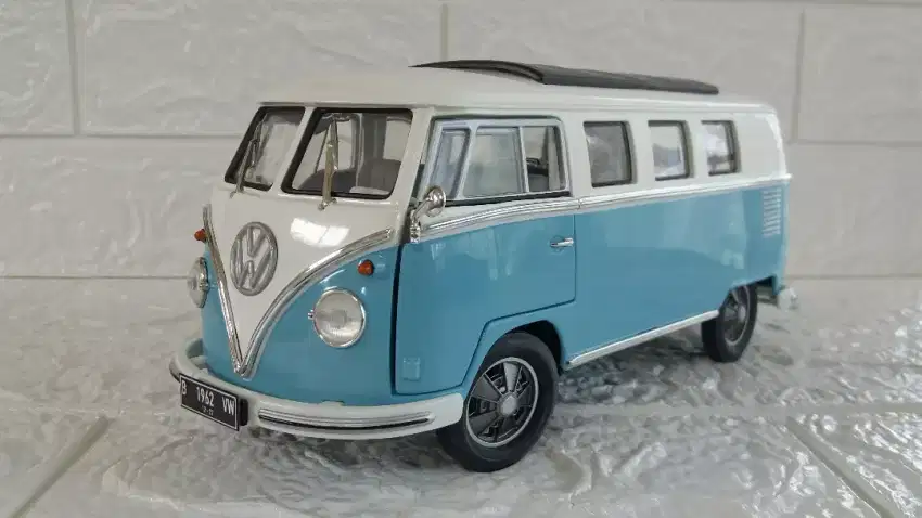 Diecast/Miniatur VW Kombi Dakota White - Light Blue skala 1:18