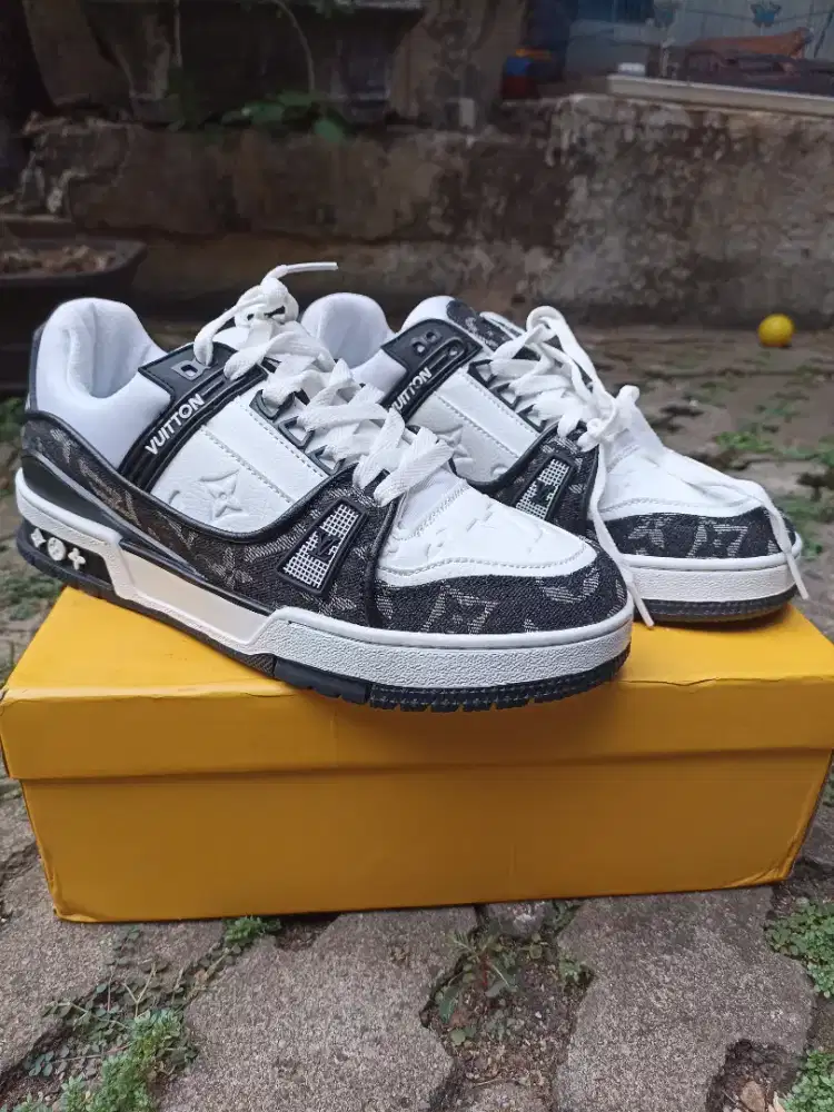 Sepatu Louis Vuitton ( LV )