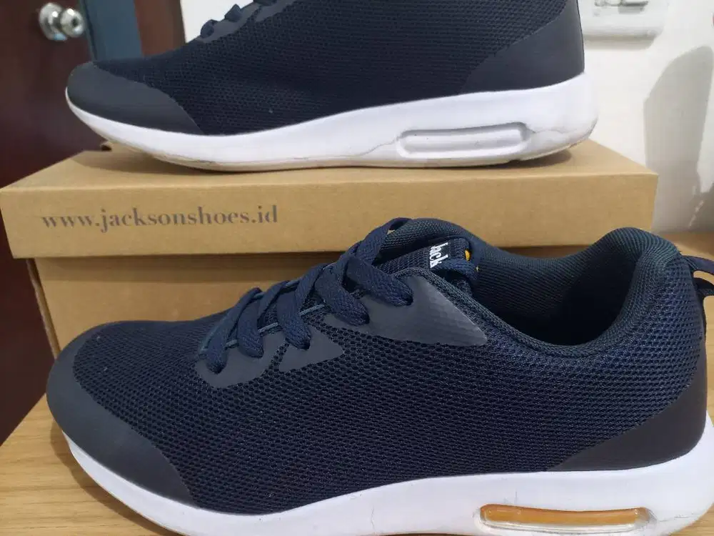 Sepatu sport pria warna Navy no. 41