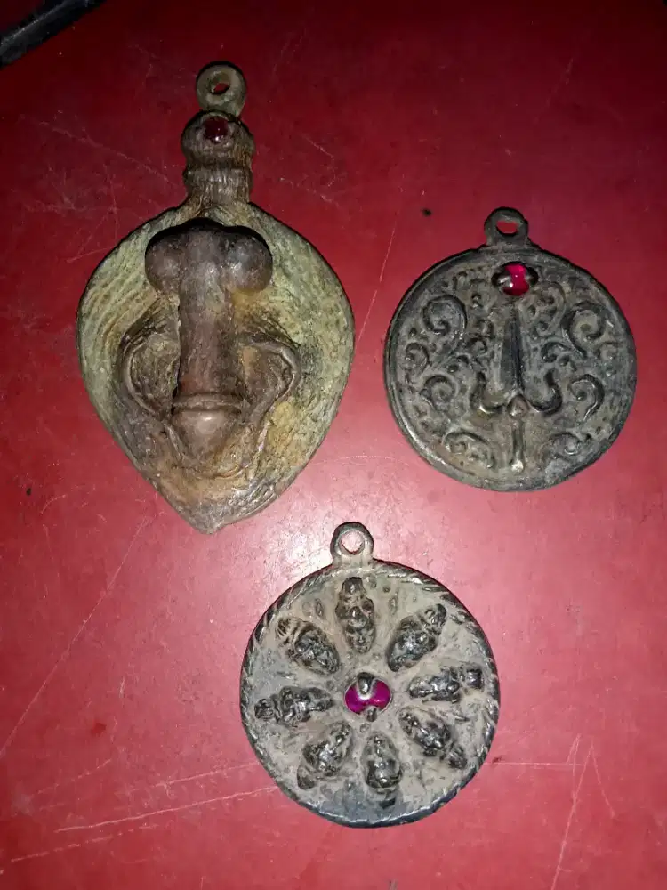 Liontin unik dan antik