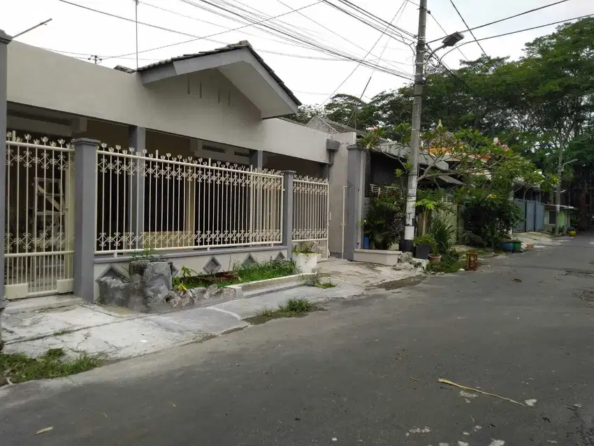 Rumah Luas Dekat Pintu Tol Sawojajar