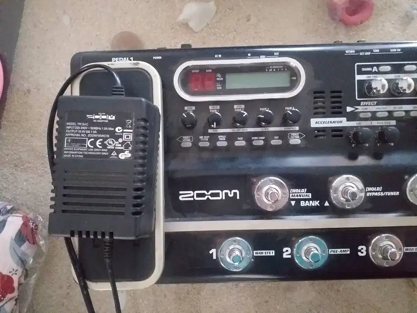 Efek gitar zoom g9.tt unit dan adaptor