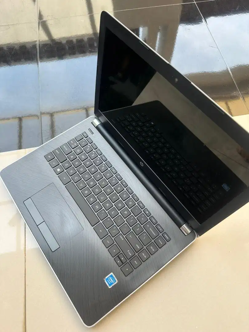 Laptop Hp 14-bs752tu