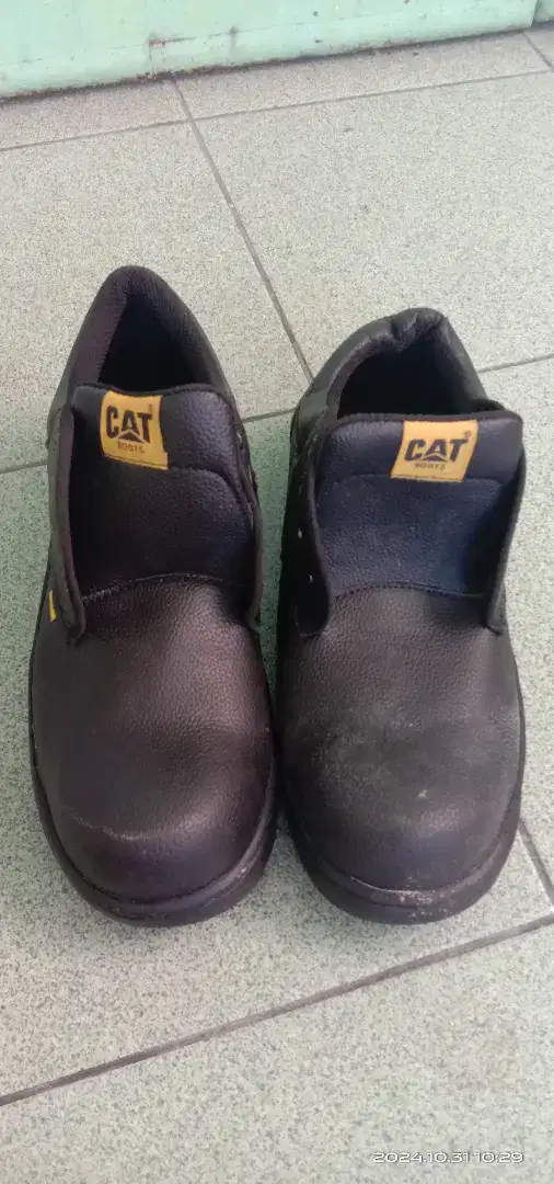 Sepatu safety CAT