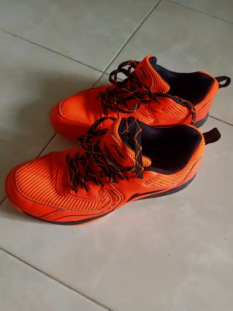 Dijual murah sepatu lining uk 43