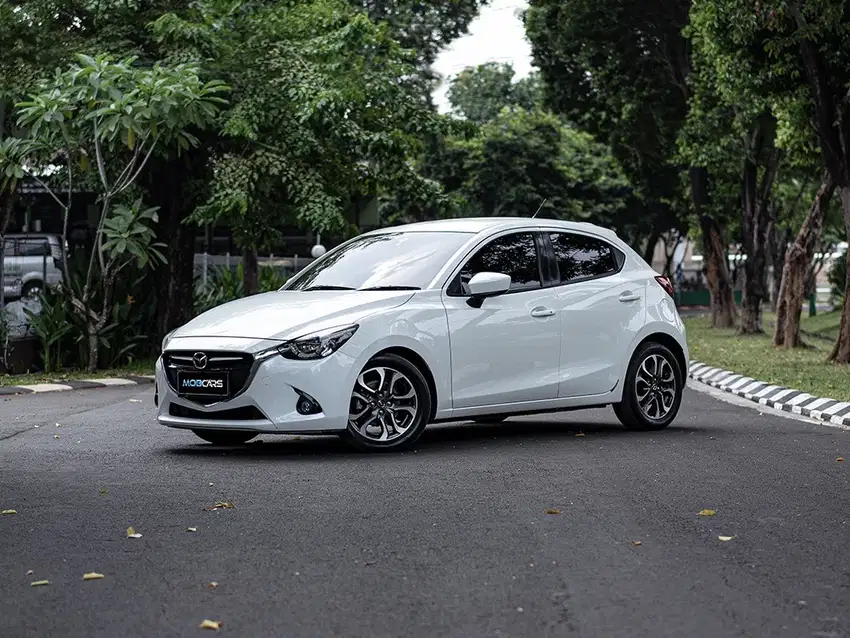 FREE SMART TV TDP 5 JT MAZDA 2 GT SKYACTIV AT MATIC 2015 PUTIH