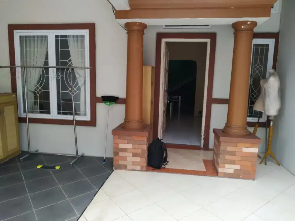 Di Jonggol rumah 2 lantai, teralis, lantai keramik, pagar siap huni